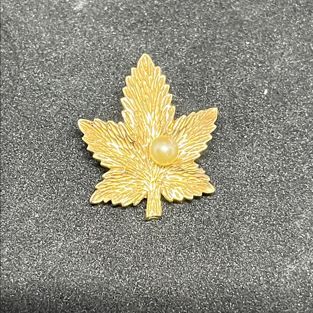 Ciner Maple Leaf Brooch with Faux Pearl Accent 1595